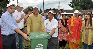 The Governor of Arunachal Pradesh Shri P.B. Acharya and States First Lady Smt Kavita Acharya distributing dustbins during the cleanliness drive at Tezu on 6th August 2017.  